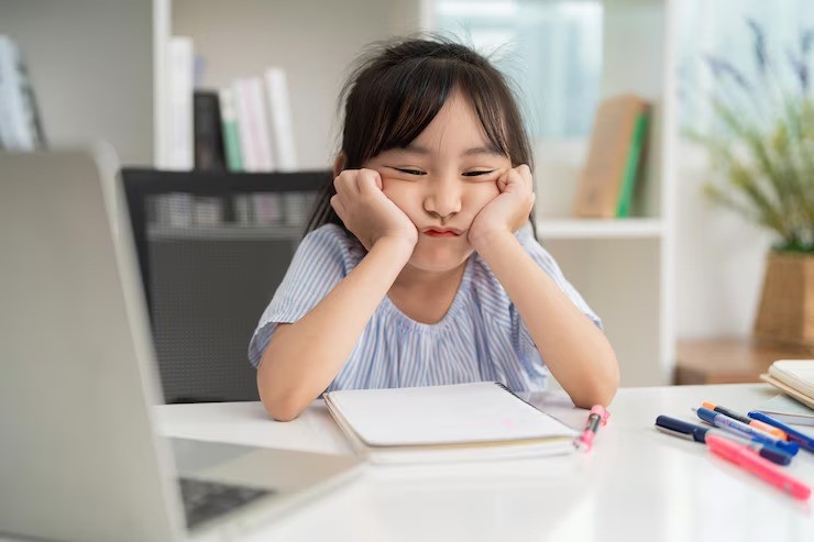 anak menolak kerjakan PR, anak malas belajar, tips mendampingi anak belajar, anak takut dimarahi saat belajar, parenting empatik, motivasi belajar anak, ibupedia parenting